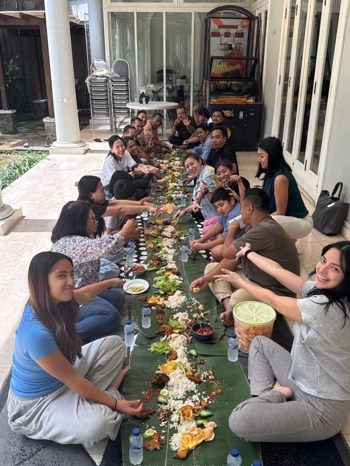 Kebersamaan Nia Ramadhanie dan anak keduanya, Mainaka.