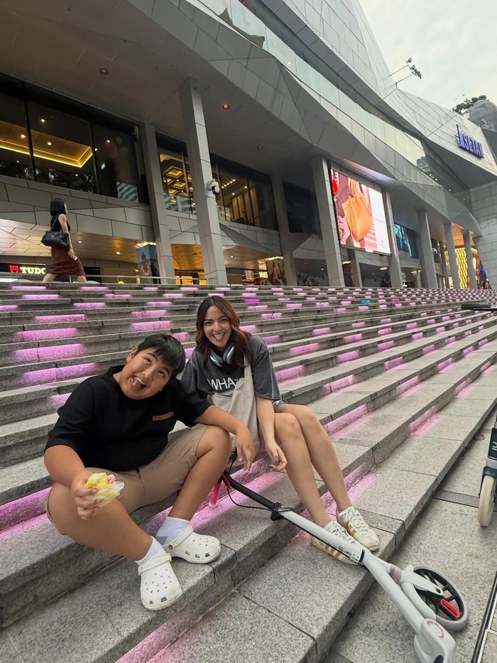 Kebersamaan Nia Ramadhanie dan anak keduanya, Mainaka.