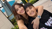 Nia memberikan dukungan untuk putranya yang sementara waktu terpisah jauh dari kakak, adik, dan ayahnya, Ardi Bakrie. Nia yakin Naka bisa beradaptasi dengan hal-hal baru ini dan menjadi anak yang kuat. Naka harus belajar untuk percaya pada diri sendiri, karena banyak kemampuan dalam diri Naka yang kita sama sama sadari pelan-pelan mulai terlihat, ungkapnya. Foto: Instagram @ramadhaniabakrie