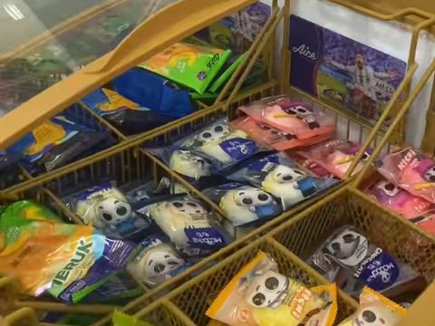 Jasa penyedia katering ini mengunggah suasana jajanan gerobak kali lima di acara pernikahan. Suasana pernikahan di Karawang yang dukung umkm ini langsung viral di media sosial.