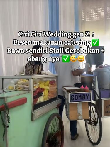 Jasa penyedia katering ini mengunggah suasana jajanan gerobak kali lima di acara pernikahan. Suasana pernikahan di Karawang yang dukung umkm ini langsung viral di media sosial.