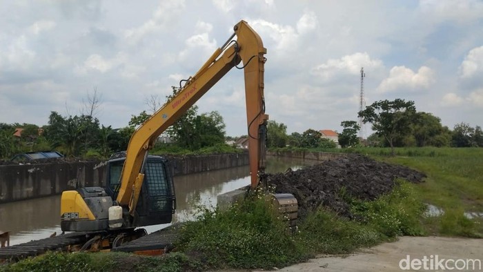 Normalisasi Avur Jombok di Desa Tempuran yang rawan banjir
