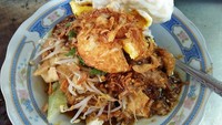 Tahu gimbal juga olahan tahu khas Semarang yang populer. Sajian tahu gimal ini menggunakan tahu pong yang digoreng kering, lalu disajikan dengan lontong, kol mentah, tauge, dan udang goreng tepung (gimbal). Foto: istimewa/iStock
