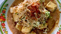 Kupat tahu khas Magelang berbeda dengan yang populer di Bandung. Pada sajian kupat tahu Magelang terdapat irisan kol tipis yang menambahkan tekstur ketika menyantapnya. Foto: istimewa/iStock