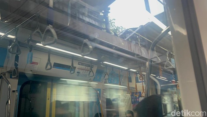 Operasional MRT Jakarta kembali normal usai penanganan pohon tumbang di Senayan, Jaksel. Stasiun MRT ASEAN kembali ramai didatangi pengguna. (Adhfar AS/detikcom)