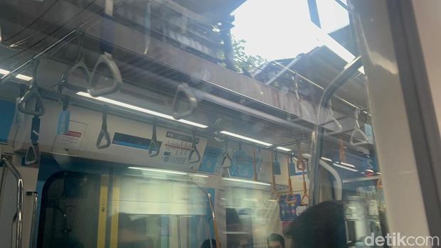 Operasional MRT Jakarta kembali normal usai penanganan pohon tumbang di Senayan, Jaksel. Stasiun MRT ASEAN kembali ramai didatangi pengguna. (Adhfar AS/detikcom) Operasional MRT Jakarta kembali normal usai penanganan pohon tumbang di Senayan, Jaksel. Stasiun MRT ASEAN kembali ramai didatangi pengguna. (Adhfar AS/detikcom)