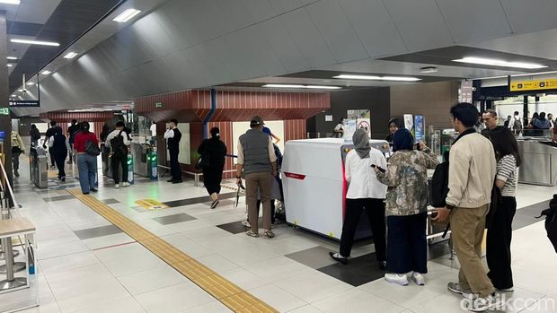 Operasional MRT Jakarta kembali normal usai penanganan pohon tumbang di Senayan, Jaksel. Stasiun MRT ASEAN kembali ramai didatangi pengguna. (Adhfar AS/detikcom) Operasional MRT Jakarta kembali normal usai penanganan pohon tumbang di Senayan, Jaksel. Stasiun MRT ASEAN kembali ramai didatangi pengguna. (Adhfar AS/detikcom)