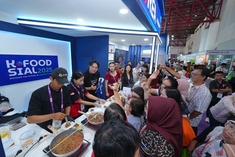Antusiasme pengunjung menghadiri Cooking Show di Paviliun Korea, Pameran Makanan Internasional Jakarta.