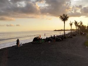 Mengunjungi Pantai Purnama, Suasana Tenang Jauh dari Hiruk Pikuk Bali