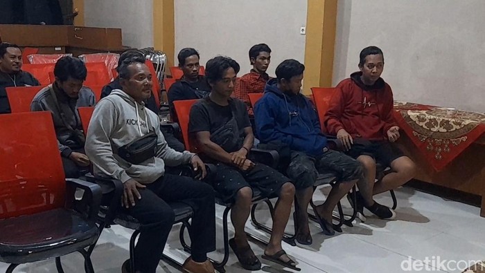 Para pekerja asal Brebes korban perbudakan di Halmahera Tengah, Maluku Utara saat tiba di Kantor Pemkab Brebes, Rabu (19/11/2025).