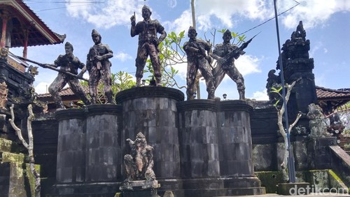 Patung I Gusti Ngurah Rai dan empat pejuang berdiri megah di depan area Pura Dalem Basa, di Banjar Ole, Desa Marga Dauh Puri, Tabanan, Bali. (Foto: Krisna Pradipta/detikBali)