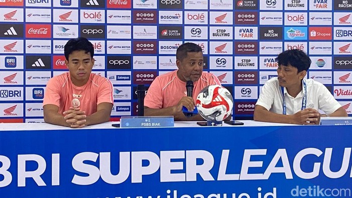 Pelatih PSBS Biak, Divaldo Alves saat konferensi pers jelang laga melawan PSM Makassar di Stadion Gelora BJ Habibie Parepare.