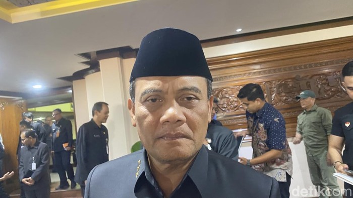 Gubernur Jawa Tengah (Jateng), Ahmad Luthfi di Kantor DPRD Jateng, Kecamatan Semarang Selatan, Kota Semarng, Kamis (20/11/2025).