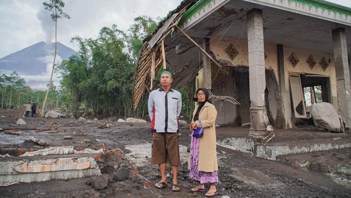 Warga melintasi kondisi mushalla yang terdampak erupsi Gunung Semeru di Desa Supiturang, Lumajang, Jawa Timur, Kamis (20/11/2025). Pemerintah Kabupaten Lumajang menetapkan status tanggap darurat bencana pada 1925 November untuk mempercepat penanganan kawasan terdampak erupsi Gunung Semeru. ANTARA FOTO/Irfan Sumanjaya/nz