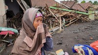 BNPB mencatat ada 300 orang yang telah dievakuasi dari desa-desa paling rawan, seperti Supit Urang, Oro-Oro Ombo, dan Penanggal. ANTARA FOTO/Irfan Sumanjaya