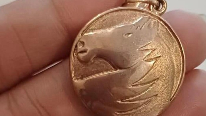 Penampakan liontin emas palsu yang dibeli pedagang Pasar Wates.

Foto diunggah Kamis (20/11/2025).