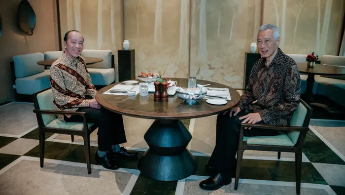Joko Widodo bertemu eks Perdana Menteri Singapura Lee Hsien Loong. Pertemuan ini berlangsung saat Jokowi menghadiri forum Bloomberg New Economy.