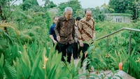 Berdasarkan foto yang dibagikan, keduanya bertemu memakai baju batik lengan panjang berwarna coklat. Jokowi mengunggah beberapa foto kebersamaan dalam pertemuan. Foto: Dok. Instagram/Jokowi