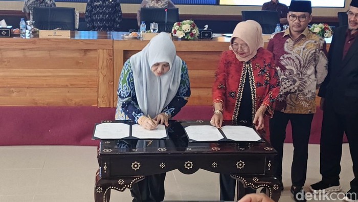 Penandatanganan Kebijakan Umum Anggaran dan Prioritas dan Plafon Anggaran Sementara (KUA dan PPAS) APBD tahun 2026 pada rapat Paripurna di kantor Gubernur NTB, Kamis (20/11/2025). (Foto: Ahmad Viqi/detikBali).