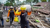 Relawan membantu warga mengevakuasi barang di Desa Supiturang, Pronojiwo, Lumajang, Jawa Timur. ANTARA FOTO/Irfan Sumanjaya