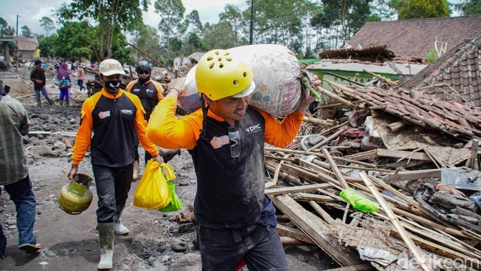 Relawan membantu mengevakuasi barang milik warga di Desa Supiturang, Pronojiwo, Lumajang, Jawa Timur, Kamis (20/11/2025). Pemerintah provinsi Jawa Timur berkoordinasi dengan instansi terkait tengah menurunkan dua alat berat dan sejumlah tenaga penanggulangan bencana sebagai upaya percepatan penanganan pasca bencana erupsi Gunung Semeru. ANTARA FOTO/Irfan Sumanjaya/nz