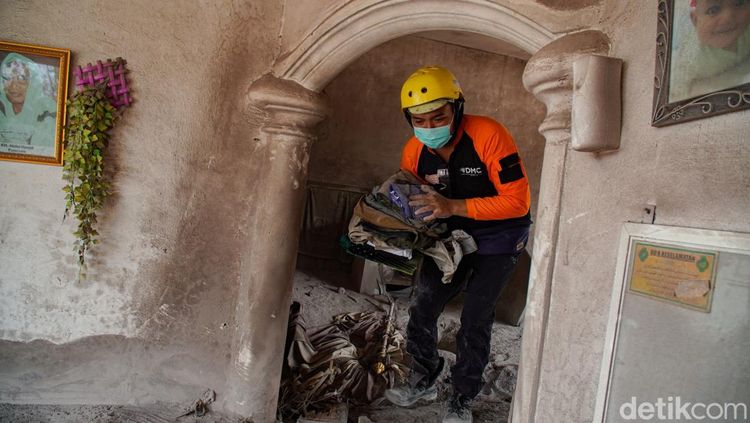 Tim Gabungan Bersihkan Material Vulkanik Erupsi Gunung Semeru