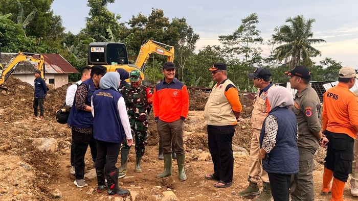 Proses evakuasi korban longsor di Dusun Situkung, Desa Pandanarum, Kecamatan Pandanarum, Kabupaten Banjarnegara, Kamis (20/11/2025).