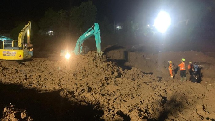 Pencarian korban longsor di Desa Cibeunying, Majenang, Cilacap, Kamis (20/11/2025) malam.
