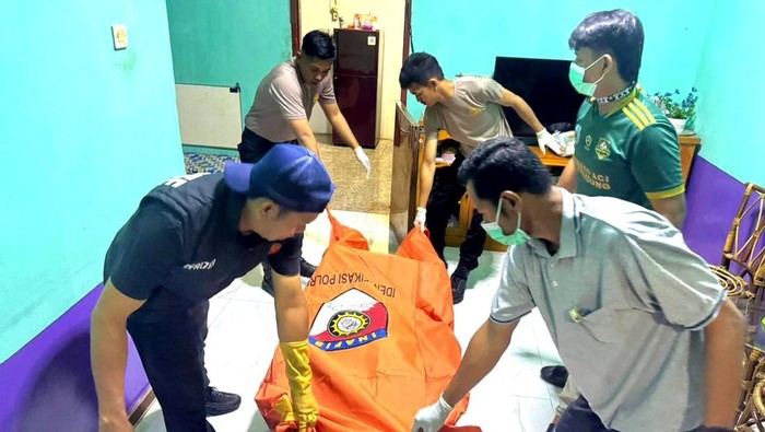 Penemuan mayat pria dalam rumah saat ditinggal istri-anak ke acara kedukaan.
