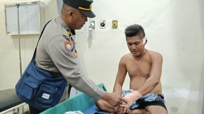 Anggota Polsek SU I mendatangi korban Firmansyah saat berada di RSUD Bari