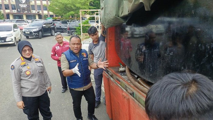 Direktur Ditreskrimsus Polda Lampung Kombes Dery Agung Wijaya menunjukkan barang bukti