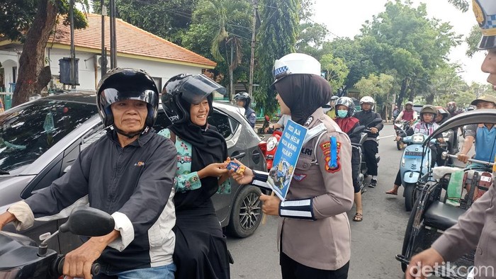 Pengendara motor di Kota Blitar dapat cokelat