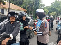 Cara Unik Polwan Kota Blitar Ajak Pengendara Tertib Lalu Lintas