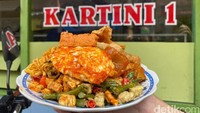 Deretan piring penuh lauk di Warteg Kartini di Pasar Ciplak, Jakarta Timur bikin siapa pun kalap. Ada ayam balado, rendang manis, urap, sampai aneka cumi. Harga per lauk sekitar Rp 3.000.  Foto: Site Culinary/Visual