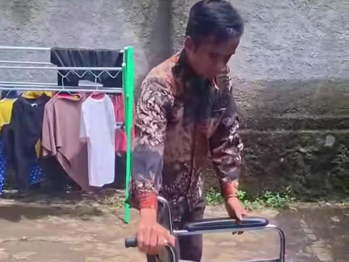 Foto penyaluran bantuan kursi roda