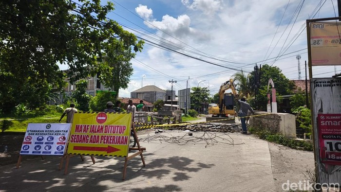 Perbaikan jembatan di Jalan Raya Guntur, Kabupaten Demak, Kamis (20/11/2025).