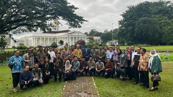 Peserta napak tilas berkelilng Istana Bogor untuk mengenang momen Konferensi Bogor cikal bakal Konferensi Asia Afrika Bandung, Kamis (20/11/2025).