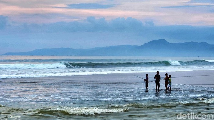 Pesisir Teluk Palabuhanratu hingga Karang Hawu