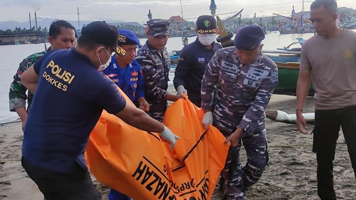 Petugas mengevakuasi jenazah pria tanpa identitas alias Mr X yang ditemukan mengambang di Perairan Pengambengan, Kecamatan Negara, Jembrana, Bali, Kamis (20/11/2025). (Foto: Dok. Polres Jembrana)