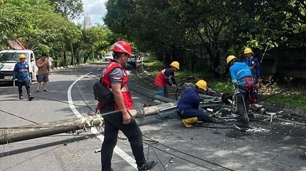 Petugas mengevakuasi tiang listrik roboh di Jalan Metro Tanjung Bunga Makassar.