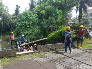Tiang Listrik Roboh di Metro Tanjung Bunga Makassar Dievakuasi, Lalin Normal
