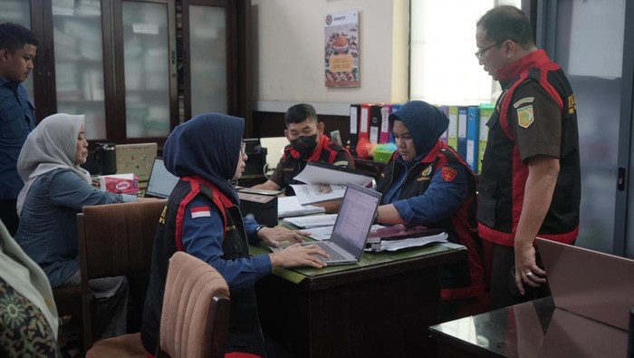 Peyidik Pidsus Kejati Sulsel menggeledah kantor Dinas TPHBun terkait dugaan korupsi pengadaan benih nanas.