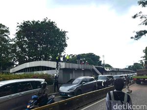 Pohon Tumbang di Senayan, Mobil dan Motor Diarahkan ke Jalur TransJ