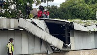 Penampakan Penutup Lintasan MRT Rusak Tertimpa Pohon Tumbang di Senayan