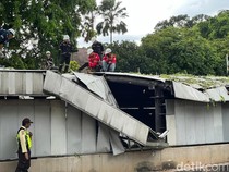 Penampakan Penutup Lintasan MRT Rusak Tertimpa Pohon Tumbang di Senayan