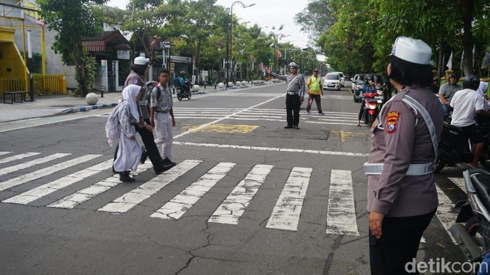 Polantas di Jombang menyeberangkan anak ke sekolah