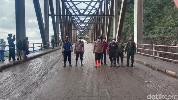 Polisi mensterilkan Jembatan Gladak Perak untuk melarang warga datang mengambil foto