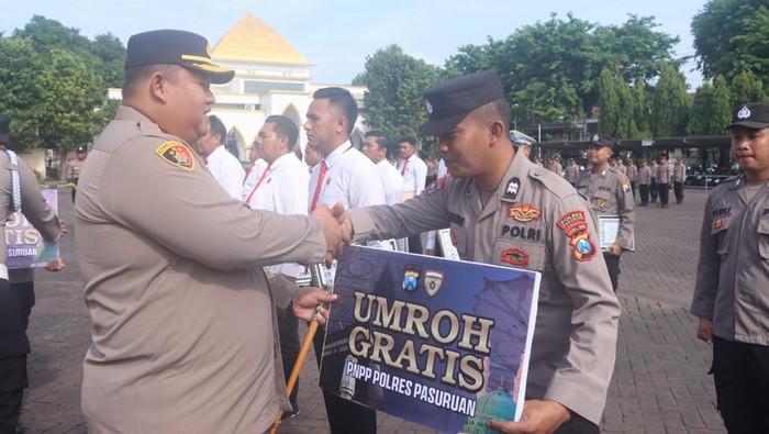 Kapolres AKBP Jazuli Dani Iriawan memberikan apresiasi ke anggotanya yang berprestasi