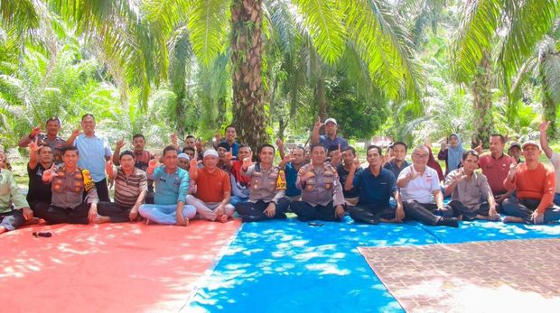 Polres Rokan Hulu menanam pohon bersama tokoh masyarakat dan adat di Desa Rambah Tengah Hulu. Polres Rokan Hulu menanam pohon bersama tokoh masyarakat dan adat di Desa Rambah Tengah Hulu.