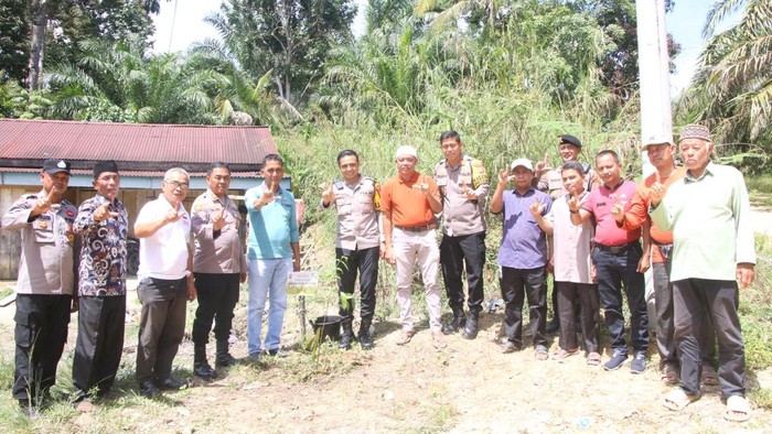 Polres Rokan Hulu menanam pohon bersama tokoh masyarakat dan adat di Desa Rambah Tengah Hulu.